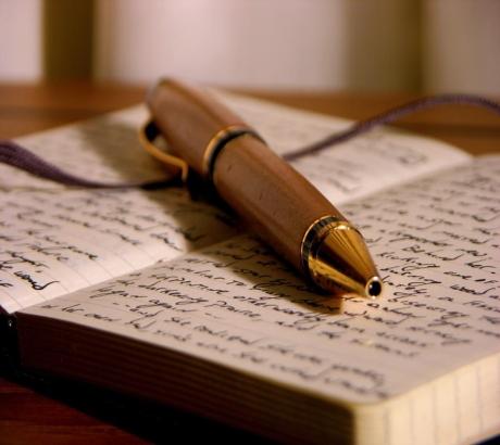 <p><strong>Screenplay writer</strong></p>
<p>İyi bir senaryodan kötü bir filmin ortaya çıkma olanağı herzaman vardır, ancak kötü bir senaryodan iyi bir sonuç hiçbir zaman beklenmemeli. İyi bir film için senarist çok önemli... Senaryoyu hazırlarken kendine ait bir fikirden de yola çıkabilir, yapımcıdan aldığı bilgi veya malzemeleri de kullanabilir.</p>