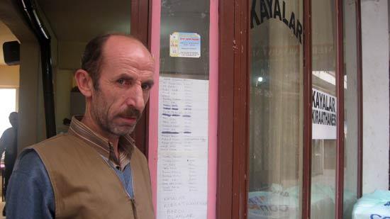Kahvehane işleten Bekir Kaya, alacaklarını tahsil edemeyince çareyi borçlu listesini dükkanının camına asmakta buldu. 'Saddam', 'Emekli Abi gibi isimlerin yer aldığı listede, borcu 178 liraya kadar ulaşan müşteriler bulunuyor.