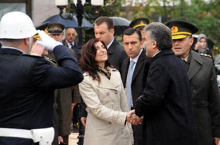 Cumhurbaşkanı Abdullah Gül, Tunceli'de coşkuyla karşılandı. Vatandaşlarla sohbet eden ve tek tek hal hatır sorarak kucaklaşan Gül, 'Sen hoşgeldin Sayın Cumhurbaşkanım, başımızın üstünde yerin var'' yazılı dövizlerle karşılandı.