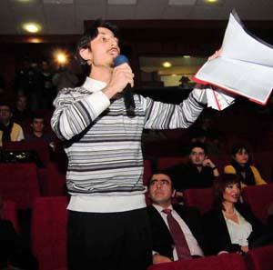 Bahçeşehir Üniversitesi'nde bir panele katılan CHP'nin İstanbul adayı Kemal Kılıçdaroğlu'na soru soran Vakit Muhabiri yaka paça dışarı çıkartıldı...