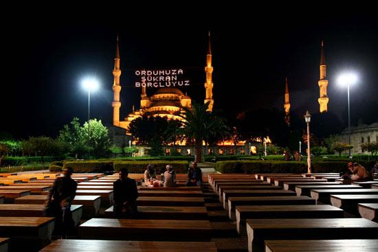 Süleymaniye Camii çevresindeki esnaflar, ilk defa Ramazan ve kutsal geceler dışında ışıklandırılmış mahya gördüklerini ve bugüne kadar da "Ne Mutlu Türküm Diyene" ifadesinin yer aldığı bir mahyaya rastlamadıklarını belirtti.