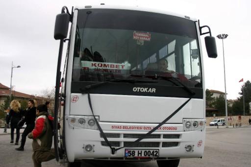 Büyük Birlik Partisi (BBP) Genel Başkanı Muhsin Yazıcıoğlu'nun memleketi Sivas'ta yas var. Gözü yaşlı Sivas halkı, işyerleri ve araçlarının camlarına Yazıcıoğlu'nun posterlerini astı ve karalara büründü.