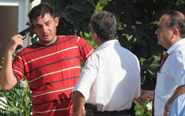 Erdemlide, bir uzman çavuş, Eruygur ile Tolon komutanlarım içerideyken benim yaşamamın anlamı yok diyerek başına tabanca dayadı.