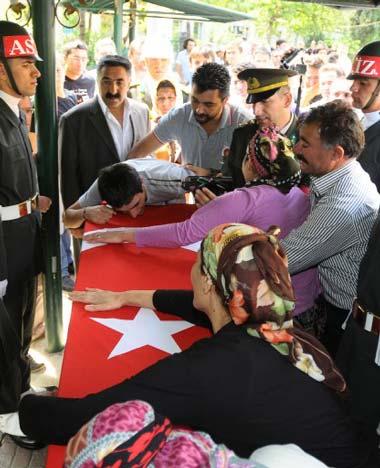 Bingöl'ün Yedisu ilçesinde şehit olan askerlerimizden Jandarma Komando Er Serkan Özbakır'ın cenazesi de İstanbul'da toprağa verildi.