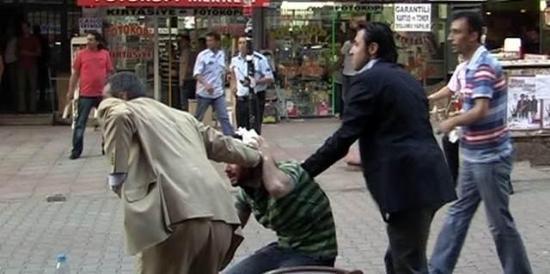Taşlı sopalı kavga sonucu 18 kişinin gözaltına alındığı olaylar bugüne sarktı. Yaşananları protesto eden gruba kesici aletle yapılan saldırıda iki kişi yaralandı.