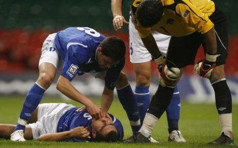 Dili boğazına kaçan Azerbaycanlı futbolcu Nodar Mamedov'u arkadaşı kurtardı