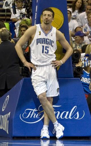 Hidayet'in de forma giydiği NBA final serisi 4. maçında Los Angeles Lakers, Orlando Magic'i uzatmalarda yıkmayı başarırken malesef Hidayet son anlarda kendine bağlanan umutları yıktı