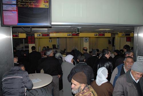 ürkiye genelindeki birçok kamu kurum ve kuruluşlarında gerçekleştirilen iş bırakma eylemine Kayseri Postanesi katılmadı.