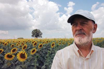 Mustafa Kutlu edebiyatımızda uzun hikâye geleneğinin kurucusu sayılan yazarlanmızdandır. Anadolu'yu ve Anadolu insanını eserlerinde mükemmel bir üslupla anlatan sanatçıyı bakalım ne kadar tanıyorsunuz?<br><br>
<p><strong><span style="color: #0000ff;">1) Mustafa Kutlu hangi üniversiteyi bitirmiştir?</span></strong></p>
<p>A) İstanbul Üniversitesi<br />B) Ankara Üniversitesi<br />C) Atatürk Üniversitesi<br />D) Karadeniz Teknik Üniversitesi</p>