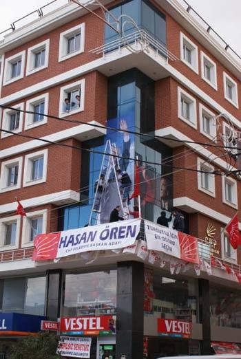 Normal şartlarda bu da haber mi denilecek bir gelişme; ama söz konusu, söz Atatürk'ten açıldı mı mangalda kül bırakmayan ve es kaza bir başka parti yapsa kıyameti kopartacak CHP olunca, oluyor. İşte CHP'li adayın Atatürk'e uyguladığı seçim traşı