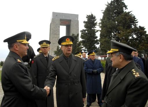 Başbakan Erdoğan ve İlker Başbuğ Şehitler Abidesi'ne ziyarette bulundu. Erdoğan yaptığı konuşmada kahramanlığa vurgu yaptı.
