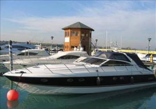 Fiyatı 300 bin euro olan ve Princess'in V55 modeli motoryattan Gökbakar iki adet satın almış.
VOLVO 700 HP dizel motora sahip olan bu tekneler , üç kamaralı, altı yatak kapasiteli ve saatte 32 mil hız yapıyor