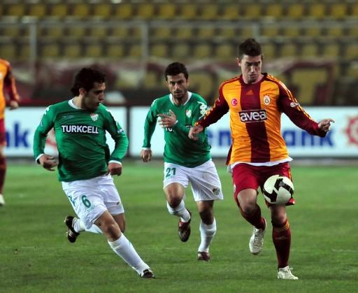 Galatasaray ilk yarısını 2 farklı önde kapattığı maçın ikinci yarısında oldukça zorlandı. Maç fazlasıyla 3. sıraya yükseldi.