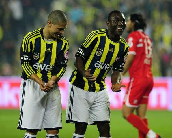 Fenerbahçe tarihe geçti!
Türkiye'nin 4 büyük kulübünden Trabzonspor, Beşiktaş ve Galatasaray'ın Ziraat Türkiye Kupası'ndan elenmesinin ardından Fenerbahçe'nin turnuvada tek başına kalması bir ilk yaşanmasına neden oldu.