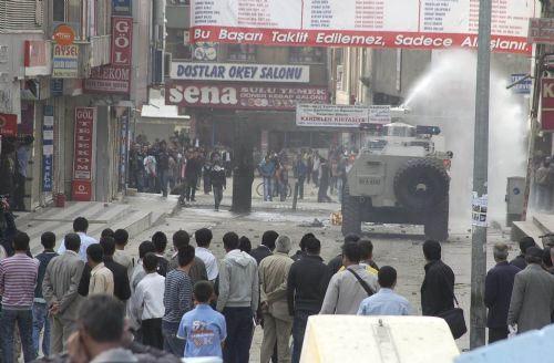 Terörist başı Abdullah Öcalan'ın yakalanışının yıldönümü nedeniyle Doğu ve Güneydoğu illerinde PKK yandaşları kenpnek açmadı, açtırmadı. Yapılan eylmelere polis müdahale ederken çocuklar yine ön plandaydı