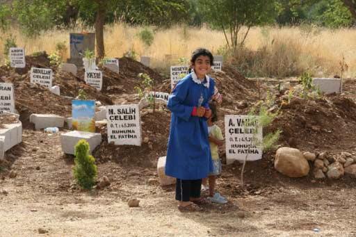 Bilge köyünde, 25'i ilk, 15'i ana sınıfı olmak üzere toplam 40 öğrenciye karneleri dağıtıldı. Karne almanın sevincini anne ve babalarıyla paylaşamayan çocuklar mezarlığa koştu.