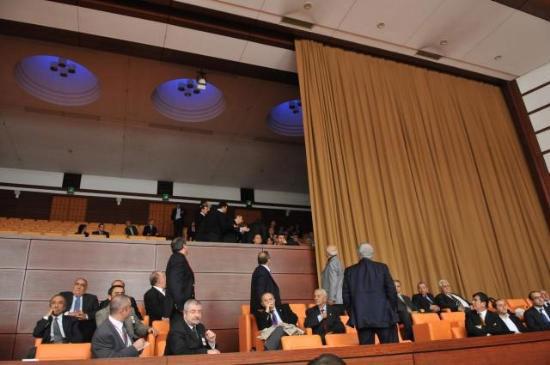 Demokrakik açılım görüşmelerinin yapıldığı TBMM Genel Kurulda, CHP lideri Baykal'ın konuşmasını tamamlamasının ardından izleyici localarında bulunan bazı kişiler slogan atarak eylem yapmaya kalkınca gözaltına alındı. Protestocular CHP'li vekille bağlantıl