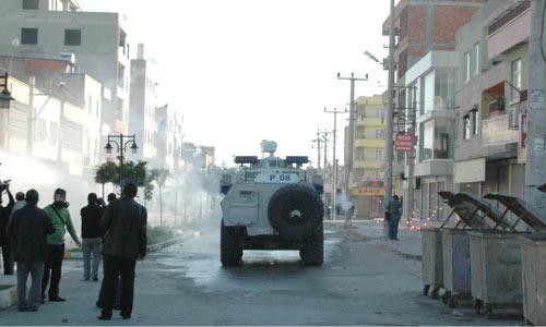 PKK'nın 31'nci kuruluş yıl dönümü ve Öcalan'ın hapishane şartlarını protesto için sokaklara dökülen terör örgütü PKK yandaşları, yurdun bazı yerinde bugünde olaylar çıkardı. Bayram günü yaşanan manzara söze gerek bırakmadı. Mersin