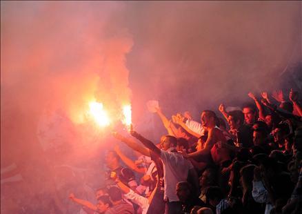 Taraftarlar, takımlarının 2-1'lik Galatasaray galibiyetini Taksim Meydanı başta olmak üzere yurt çapında pek çek yerde sokaklarda kutladı. Taraftarlar,yollarda sevinç gösterisinde bulundu.