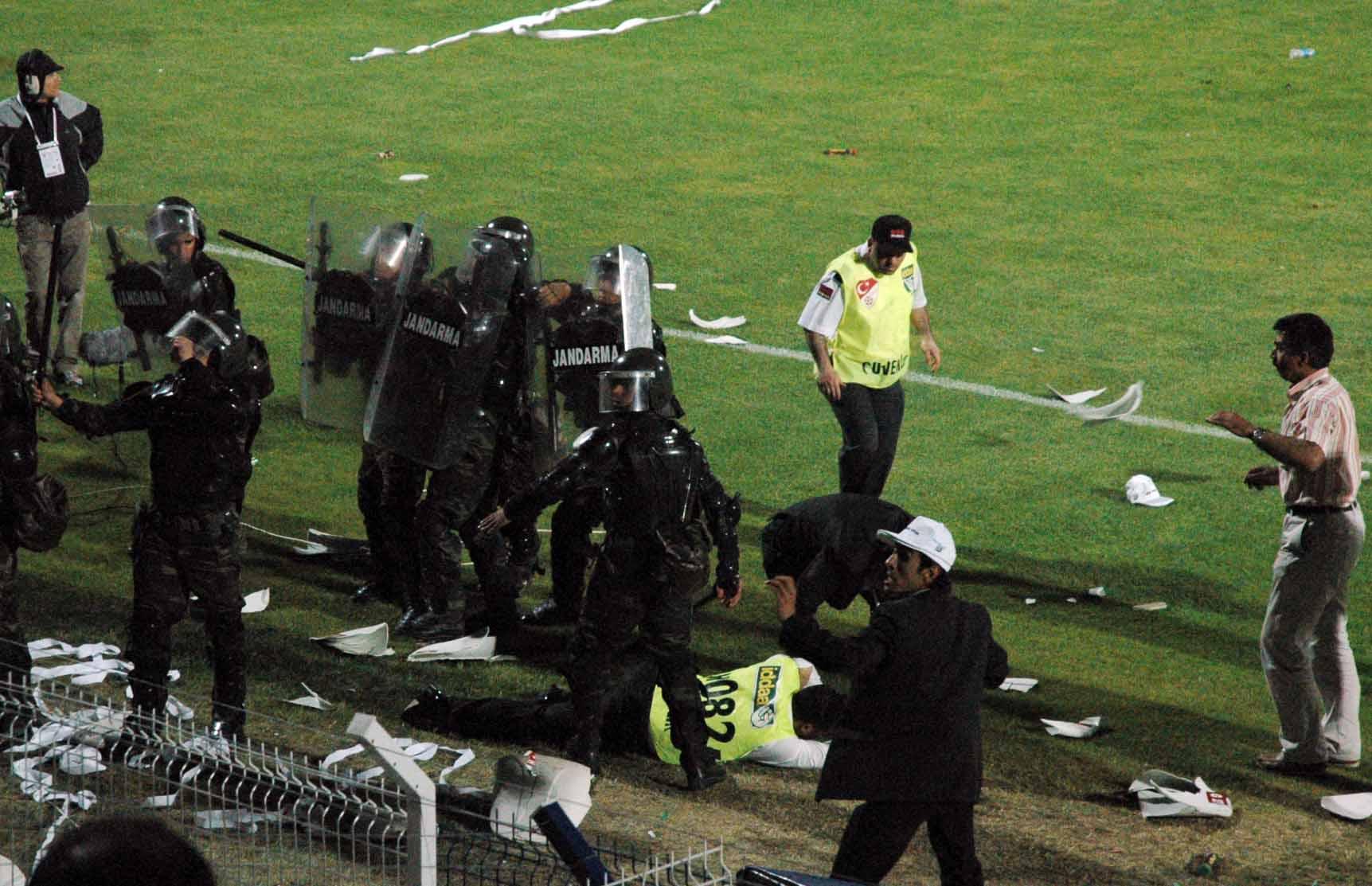 5 bin Karşıyakalı sahaya indi, Kasımpaşalılar soyunma odasına kaçtı, Alparslan'ın kafasına koltukla vuruldu, çok sayıda asker, futbolcu ve taraftar yaralandı.