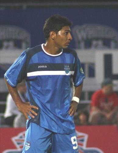 Paulo Araujo aynı maçta 5 kez kart görerek rekor kırdı. Olayın nedeni, oyundan atılan Brezilyalı futbolcunun dalgın hakeme fark ettirmeden maça devam etmesiydi.