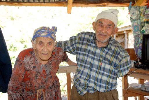 107 yaşındaki Mahmut dede asırlık ömründe sadece 2 gün doktor zoru ile Ramazan orucu tutmamış. Bu Ramazan da aksatmamaya niyetli