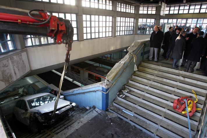 Çarpmanın etkisiyle lamba direğinin üzerinden geçen otomobil, metro istasyonunun dış camlarını da kırarak, istasyonunun merdivenlerine devrildi.