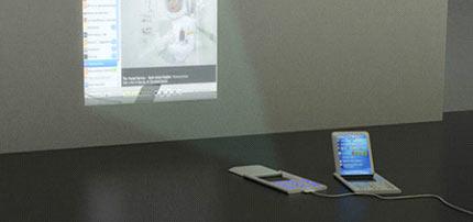 <strong>Projektörlü Cep Telefonu Konsepti:</strong> Ekranı projektöre dönebilen bu konsept cep telefonu, sunumlar için ideal bir araç olacak gibi duruyor.