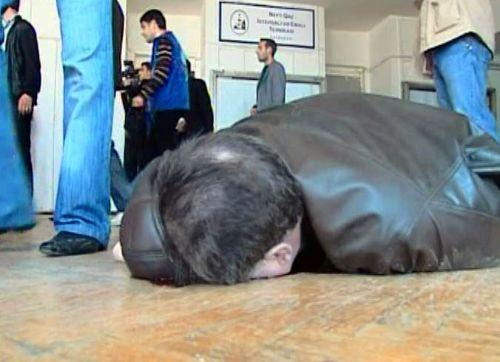 Bakü'de üniversiteye kanlı baskın. Azerbaycan'ın Başkenti Bakü'deki Petrol Akademisi'ne (ADNA) otomatik silahlarla baskın düzenlendi. Onlarca öğrenci öldü, onlarca öğrenci yaralandı. İşte yaşanan dehşet anlarından kareler.