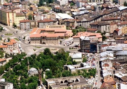 SİVAS ---

Ak Parti Sivas il teşkilatı milletvekili aday adayları için Belediye Nikah Salonunda temayül yoklaması yaptı.

Delegelerin oy kullanımı işlemi tamamlandıktan sonra sayıma geçildi. Yapılan sayım sonucunda Bekir Ulubaş 1098 oy alırken, Ali Turan 875, Hilmi Bilgin 790, Selahattin Çimen 760, İsmet Yılmaz 722, Yusuf Büyük 591 oy aldılar. Temayül yoklamasında diğer aday adaylarının aldığı oylar ise şöyle;

Turan Topgül 596, Sami Aydın 594, Yusuf Büyük 591, Murat Kaya 229, Osman Kuruçay 231, Serap Çıtak 224,Adem Yıldırım 217,Zeki Kılıç 208, Haydar Mermer 207, Celal Altundağ 207, Tahsin Karabulut 204, Ömer Kulaksız 195 Orhan Koçyiğit 189, Mehmet Sevim 168, Necdet Karaman 165, Necati Aydın 160, Ramazan Şimşek 150, Orhan Taş 136, Halil Torun 121, Jülide Demirel 120, Fikret Aydın 102, Ahmet Yıldız 99, Servet Ayın 77, Mehmet Yağmur 16 oy aldılar.
