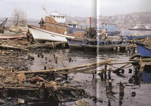 Bu fotoğraf 1979'da çekildi. Bir zamanların balık deposu "altın boynuz"un Haliç'in kirlenme sürecinde can çekişip ağladığı yıllar...