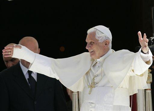 Cuma günü yataktan düşerek sağ el bileğini kırarak tedavi gören Papa, bugün kırık kolu ile ilk kez halkın karşısına çıktı ve geleneksel Pazar ayinini yönetti.