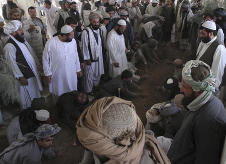 Afganistan Devlet Başkanı Hamid Karzainin kardeşi Ahmet Veli Karzaiyi öldüren koruması Serdar Muhammed'in cesedini ibret için astılar. Söze gerek bırakmayan kareler: