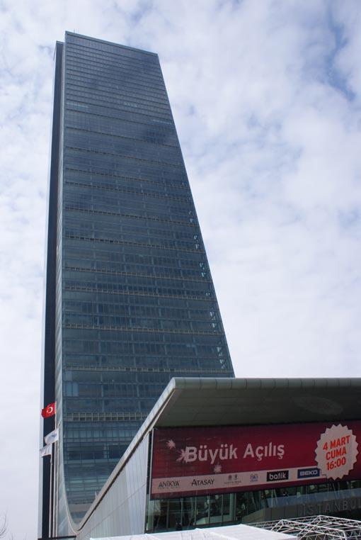 Türkiye'nin ve Avrupa'nın en yüksek binasını aşağıdan fotoğraflarken....