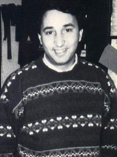 İzzet Kezer: 6 Mart 1954 doğumlu olan İzzet Kezer, 1 Kasım 1988 tarihinde Sabah gazetesinde muhabir olarak meslek hayatına başladı. Çeşitli görevler yaptıktan sonra aynı medya topluluğuna bağlı Günaydın gazetesinde çalışırken, 1993 yılında Cizre´de Newroz gösterilerini izlemekle görevlendirildi. Sokağa çıkma yasağının olduğu bir zamanda, muhabir arkadaşı Faruk Balıkçı ile birlikte beyaz bayrak taşıdığı halde, güvenlik güçleri ile göstericiler arasındaki çatışmalarda açılan ateş sonucu öldürüldü. İzzet Kezer´i öldüren kurşunun kimin silahından çıktığı saptanamadı.