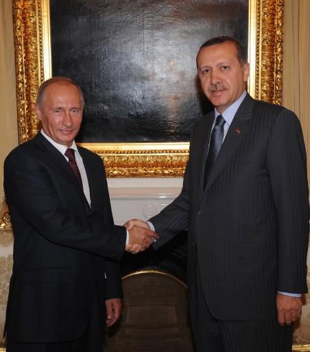 Rusya Başbakanı Vladimir Putin, günübirlik çalışma ziyareti için Ankara'ya geldi. Putin seri ziyaretler gerçekleştirdi ve önemli anlaşmalara imza attı