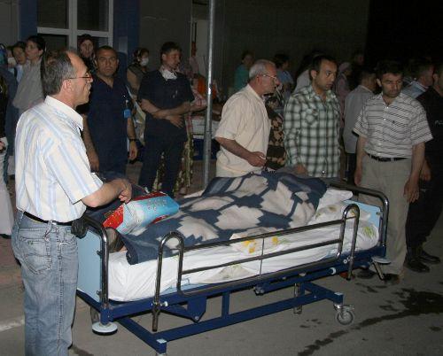 Bursa Yıldırım Merkez İlçesi'nde Şevket Yılmaz Devlet Hastanesinde yangın çıktı. 1'i çocuk 39 hastanın başka hastanelere sevk edildiği yangın sonucu 3'ü kadın 8 kişi hayatını kaybetti.