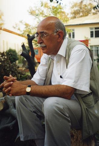 Kalp Krizi sonucu vefat eden Türk Şiirinin üretken ve güçlü seslerinden Şair Kemal Özer'in ölümü edebiyat dünyasını yasa boğdu.