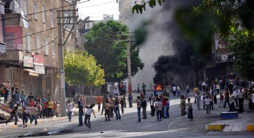 Terörist başı Abdullah Öcalan'ın yakalanışının yıldönümü nedeniyle Doğu ve Güneydoğu illerinde PKK yandaşları kepenk açmadı, açtırmadı. Yapılan eylmelere polis müdahale ederken çocuklar yine ön plandaydı