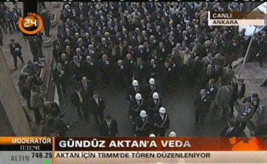 MHP Milletvekili, emekli büyükelçi Gündüz Suphi Aktan için Dışişleri'nin ardından TBMM'de bir tören düzenlendi. Törene siyasiler ve Aktan'ın ailesi katıldı.