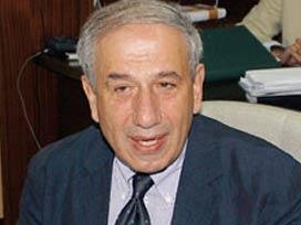 <p><strong>ÜNİVERSİTE</strong></p>
<br><p><strong>Kemal Gürüz:</strong> Dönemin YÖK Başkanı. Millî Güvenlik Kurulu kararlarının üniversitelerde uygulanmasını sağladı. Üniversite giriş sisteminde değişiklik yaparak imam hatip ve meslek liselileri mağdur etti. İmam hatip liselerinin kapatılmasını istedi. Amerikancı olduğunu söyledi. 28 Şubat’ın darbe olmadığını iddia etti. Başörtüsü yasağının mimarıydı. 7 Ocak 2009 tarihinde Ergenekon soruşturması kapsamında gözaltına alındı. Kadir Has Üniversitesi’nde Uluslararası Danışma Kurulu üyeliği görevini sürdürüyor.</p>