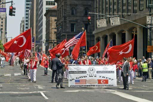 New York'ta 28'inci geleneksel Türk Günü Yürüyüşü ve Festivali büyük bir coşkuyla yapıldı. Törenlere F.Bahçe, G.Saray, Beşiktaş, Trabzon ve Karşıyaka taraftarları damga vurdu.