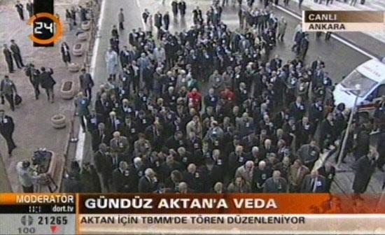 MHP Milletvekili, emekli büyükelçi Gündüz Suphi Aktan için Dışişleri'nin ardından TBMM'de bir tören düzenlendi. Törene siyasiler ve Aktan'ın ailesi katıldı.