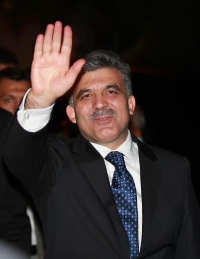 'Bu insanlar sizi neden alkışlıyor' diyerek İzmir'de Cumhurbaşkanı Abdullah Gül'e tepki gösteren işsiz kadın yine Gül'den iş sözü aldı.