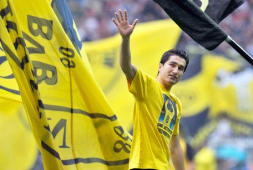 Bundesliga'da geçen hafta şampiyonluğu garantileyen Dortmund, Daum'un takımı E. Frankfurt'u 3-1 mağlup ederek ikinci lige gönderirken Nuri Şahin duygulu anlar yaşadı.