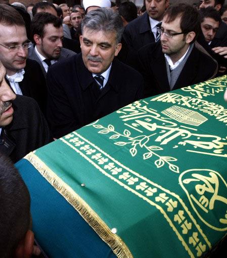 Kalp krizi sonucu vefat eden işadamı Hasan Kalyoncu (59) için düzenlenen cenaze töreni Cumhurbaşkanı Abdullah Gül-Necmettin Erbakan buluşmasına sahne oldu.