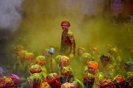 Baharın sonu yazın başlangıcını kutlayan Hindular, kast farklılıklarını bir kenara atıp bu çılgın festivalde doyasıya eğleniyor..
