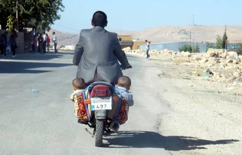 Mardinin Nusaybin ilçesinde, çocuklarını, trafikte motosikletin heybesine koyarak götüren sürücü, görenleri şaşırtmıştı.