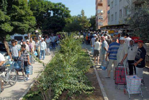 İzmir'de, Karşıyaka ve Bornova İlçelerinde, içme suyundaki arsenik değerinin standartların üzerinde çıkmasıyla endişeye kapılan halk su kuyruklarına düştü