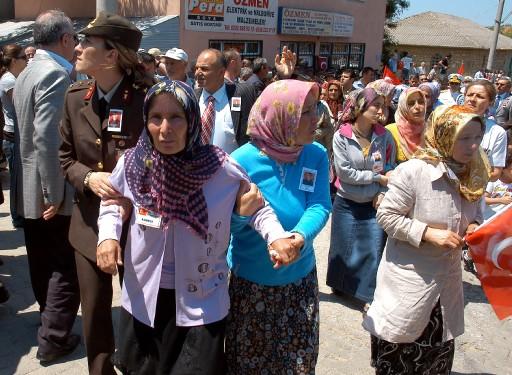 Hakkari'nin Çukurca ilçesi kırsalında geçen hafta PKK'lı teröristlerin döşediği mayının patlaması sonucu yaralanan, şehit er Oğuz Kır'ın cenazesi Kocaeli'nin Kefken köyünde toprağa verildi.